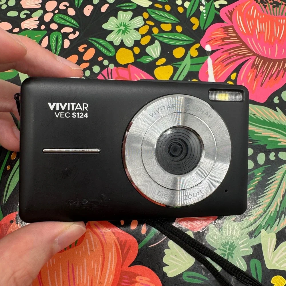 Vivitar VEC S124 Digital Camera Black Compact Point and Shoot VEC-S124 Flash